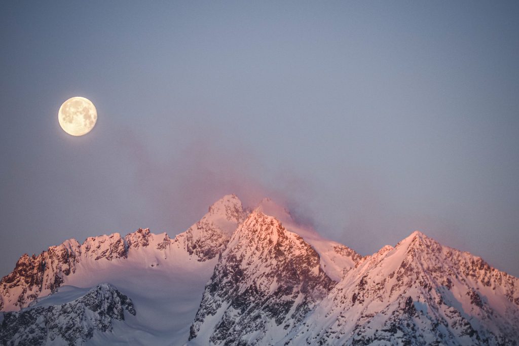 Pleine lune sommet enneigé photo stage